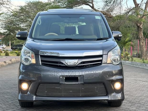 Toyota Noah 2011 Gray