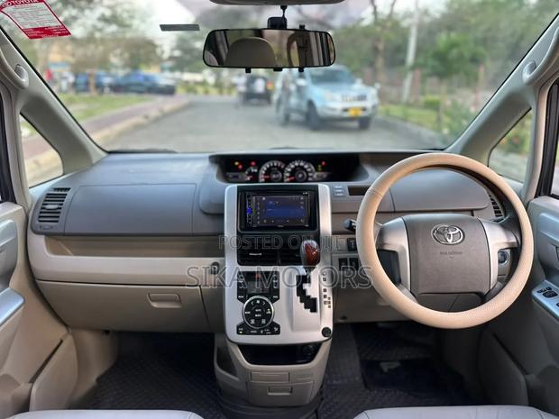 Toyota Noah 2011 Gray