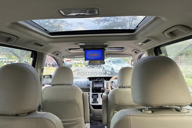 Toyota Noah 2.0 143hp AWD (7 Seater) 2011 Gray