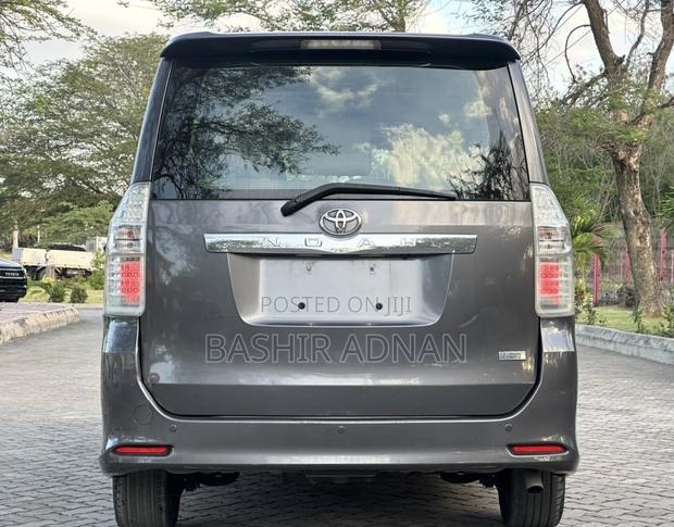 Toyota Noah 2.0 143hp AWD (7 Seater) 2011 Gray