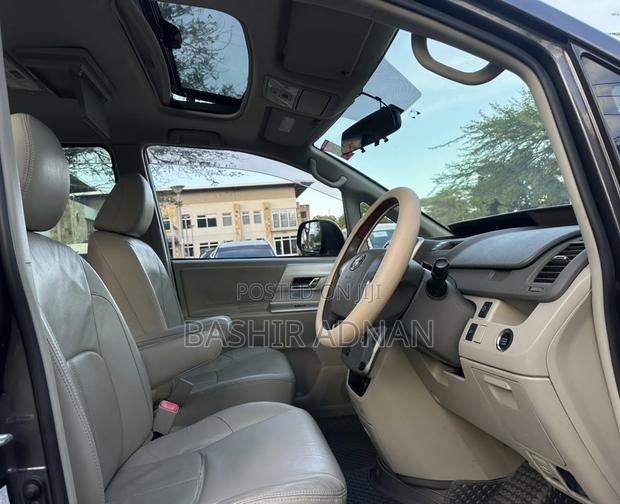 Toyota Noah 2.0 143hp AWD (7 Seater) 2011 Gray