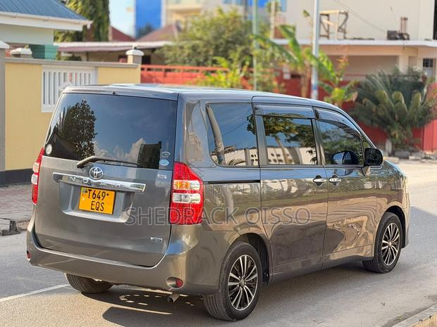 Toyota Noah 2010 Gray