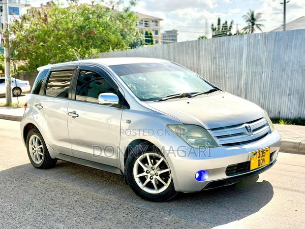 Toyota IST 2004 Silver
