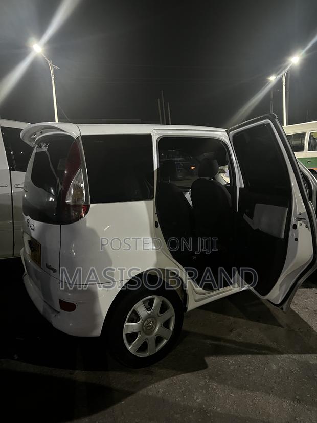 Toyota Fun Cargo 2004 White