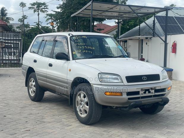 Toyota RAV4 2001 White