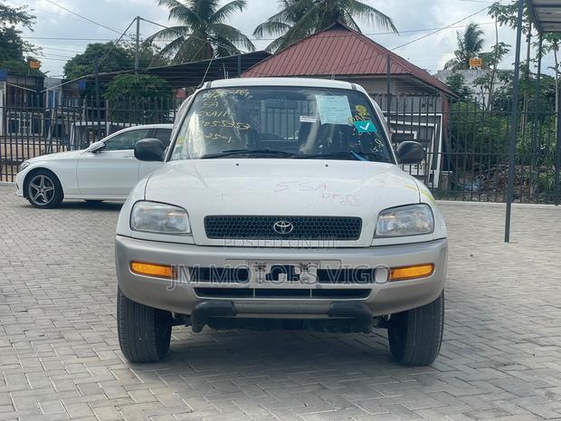 Toyota RAV4 2001 White