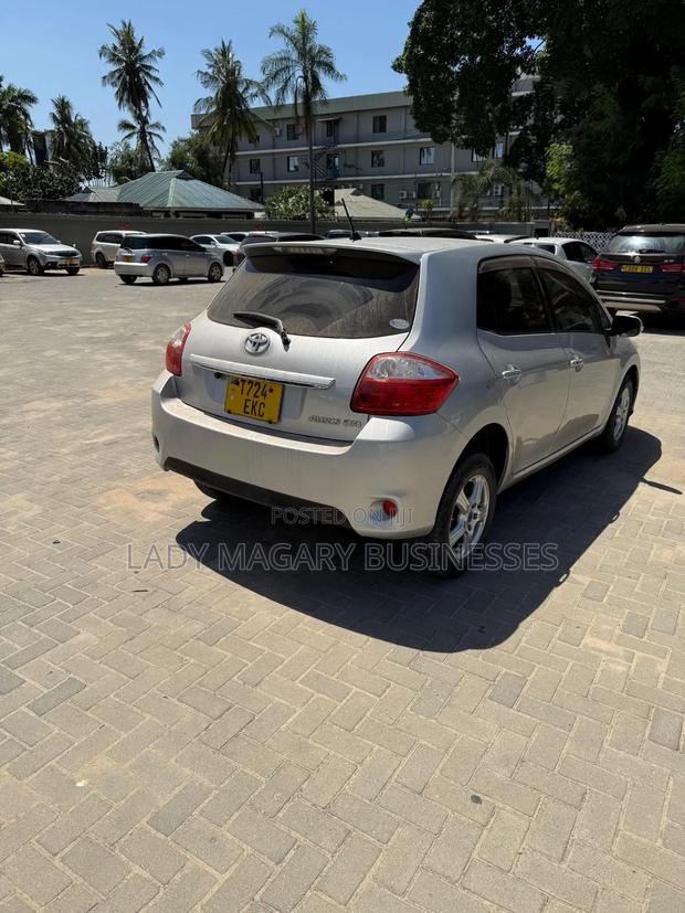 Toyota Auris 2010 Silver