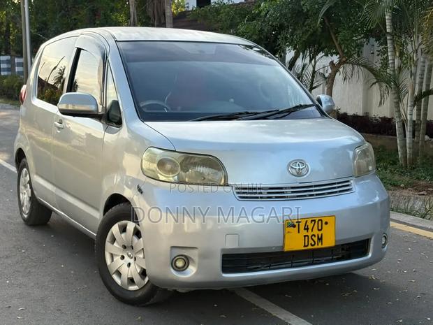 Toyota Porte 2004 Silver
