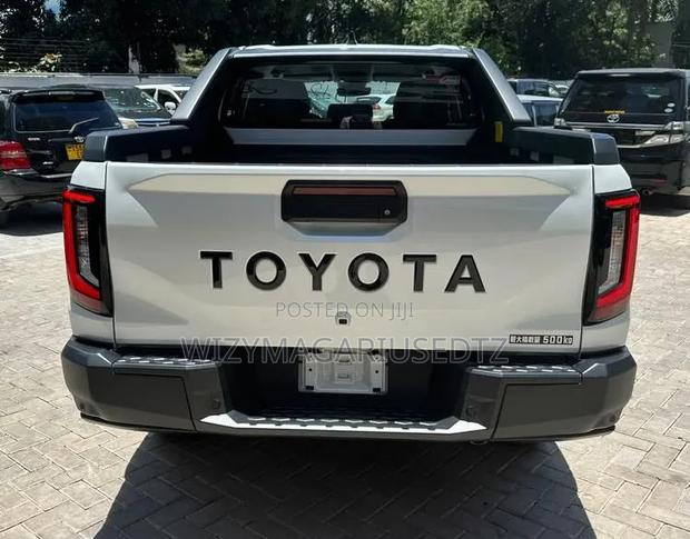 New Toyota Hilux SR (Diesel) 2026 Off white