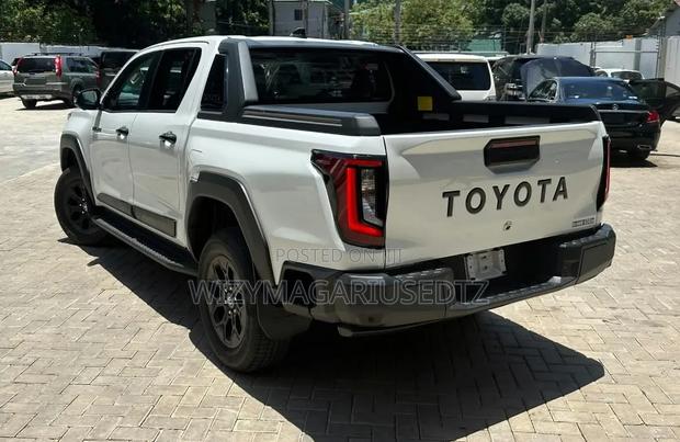 New Toyota Hilux SR (Diesel) 2026 Off white