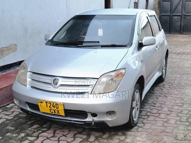 Toyota IST 2004 Silver