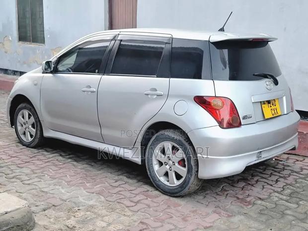Toyota IST 2004 Silver
