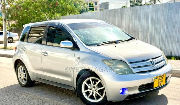 Toyota IST 2004 Silver