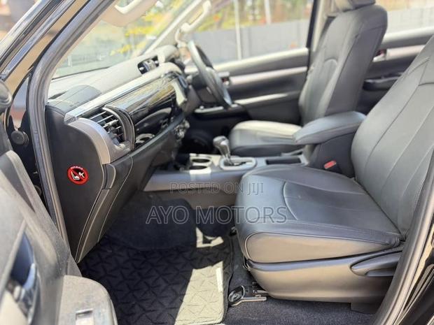 Toyota Hilux 2021 Black
