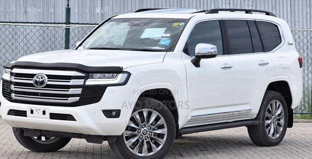 Toyota Land Cruiser LC300 2024 White