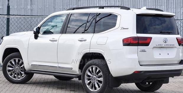Toyota Land Cruiser LC300 2024 White