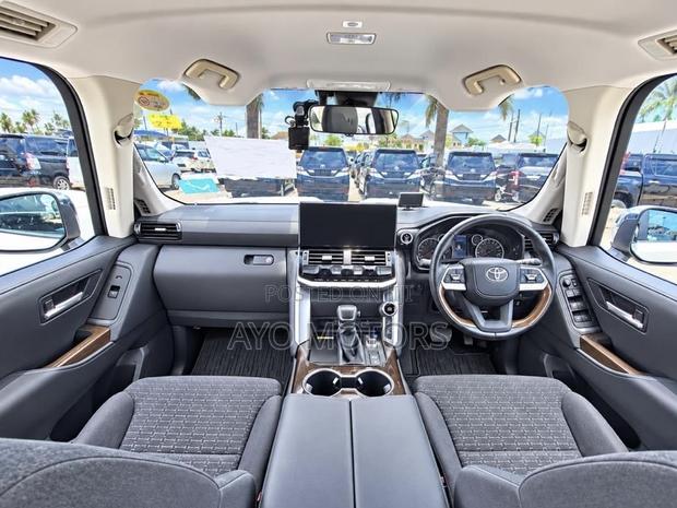 Toyota Land Cruiser LC300 2024 White