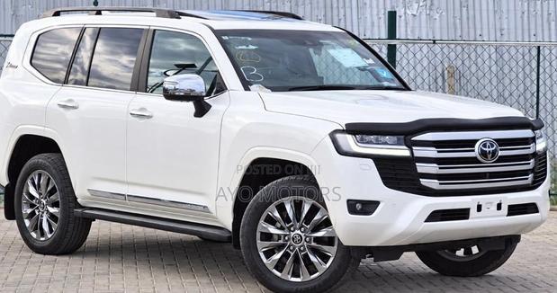 Toyota Land Cruiser LC300 2024 White