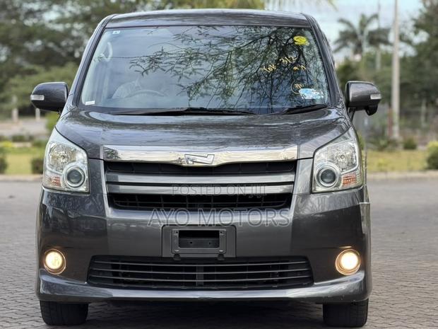 Toyota Noah 2008 Gray
