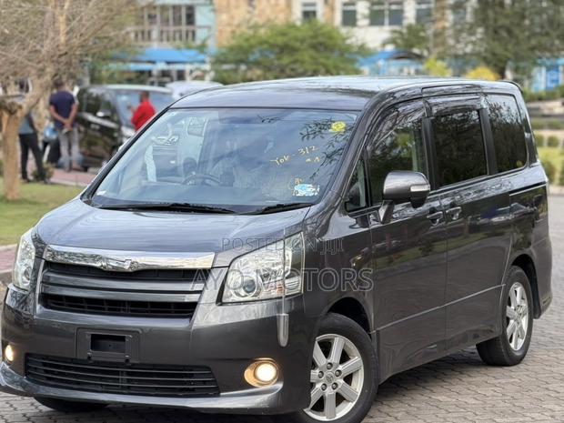 Toyota Noah 2008 Gray
