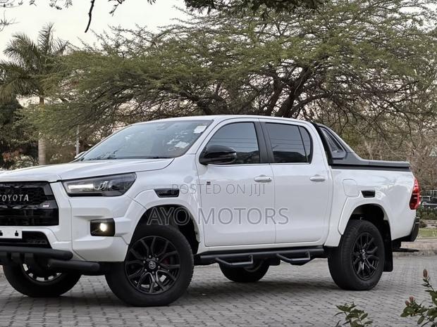 Toyota Hilux 2022 White