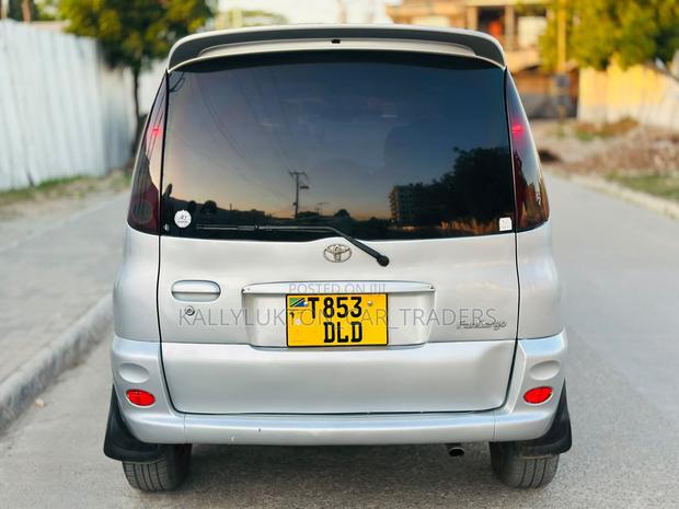 Toyota Fun Cargo 2004 Silver