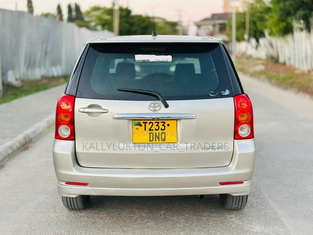 Toyota Raum 2007 Gold