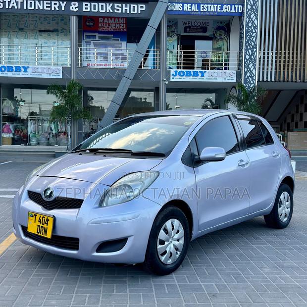 Toyota Vitz 2009 Silver