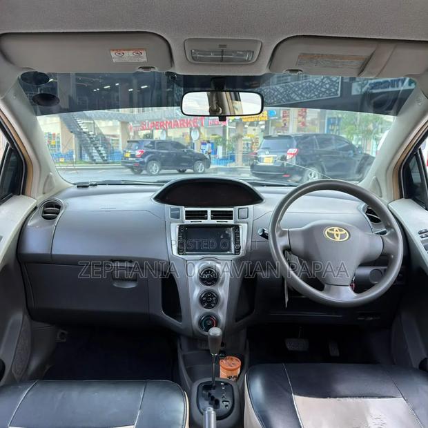 Toyota Vitz 2009 Silver