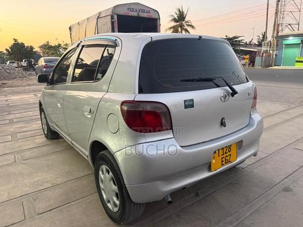 Toyota Vitz 2002 Silver
