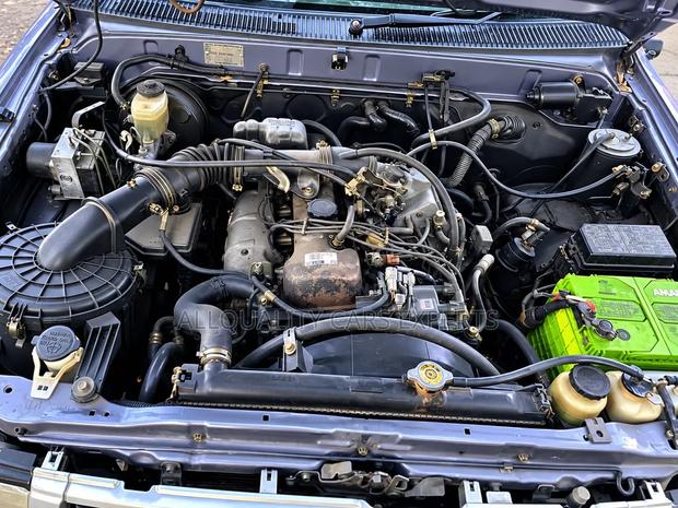 Toyota Hilux 2000 Burgundy