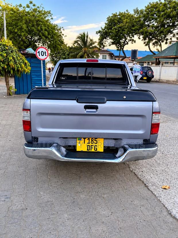 Toyota Hilux 2000 Burgundy