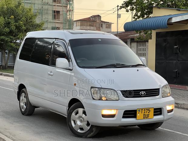 Toyota Noah 2001 Silver