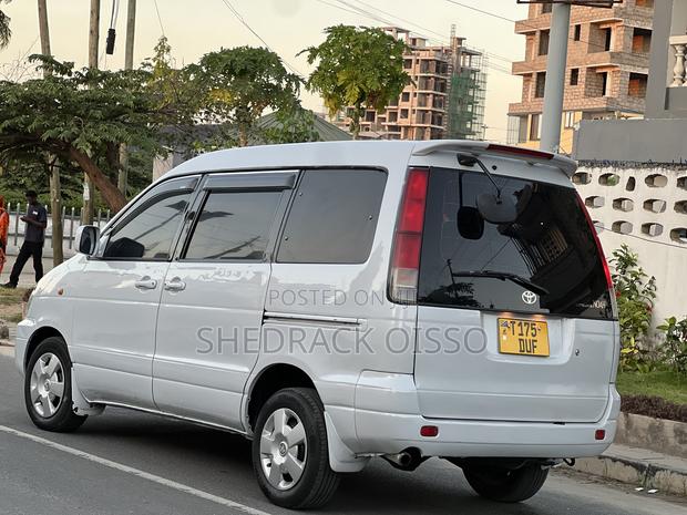 Toyota Noah 2001 Silver
