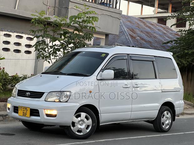 Toyota Noah 2001 Silver