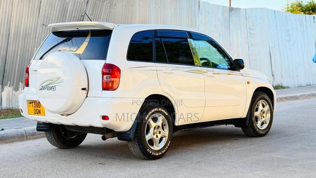 Toyota RAV4 Automatic 2000 White