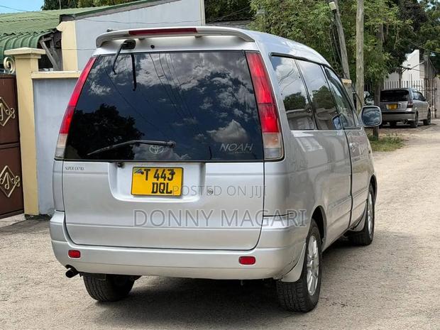 Toyota Noah 2003 Silver