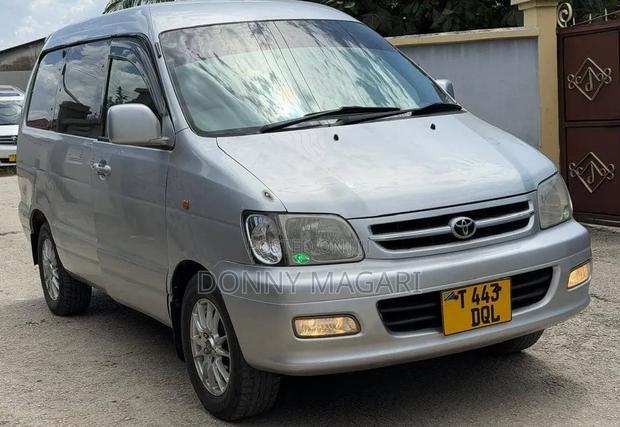 Toyota Noah 2003 Silver