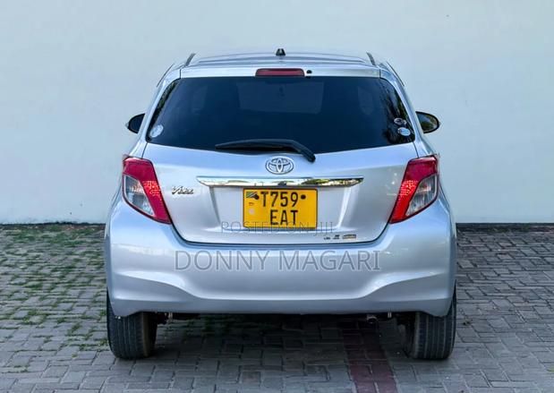 Toyota Vitz 2010 Silver