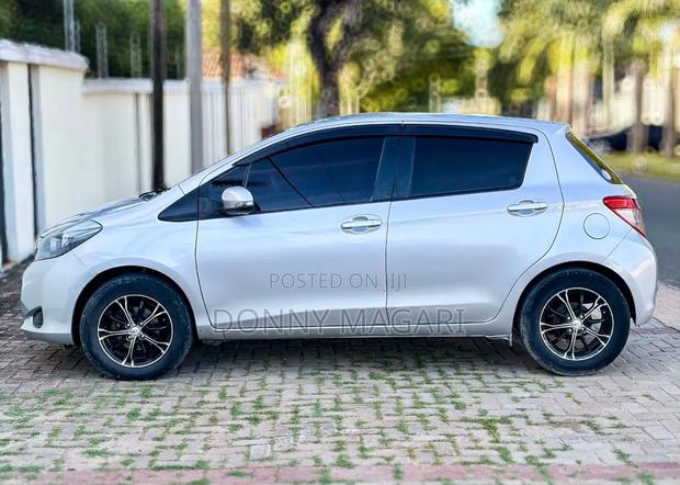 Toyota Vitz 2010 Silver