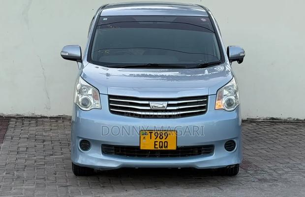 Toyota Noah 2.0 143hp AWD (7 Seater) 2010 Silver