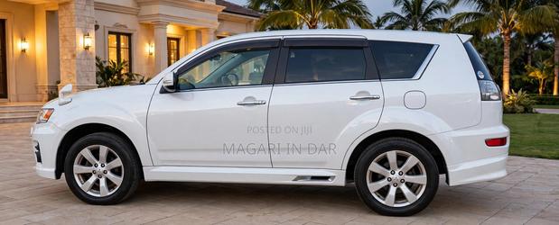 Mitsubishi Outlander 2011 White