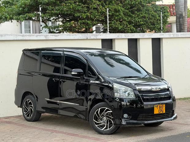 Toyota Noah 2010 Black