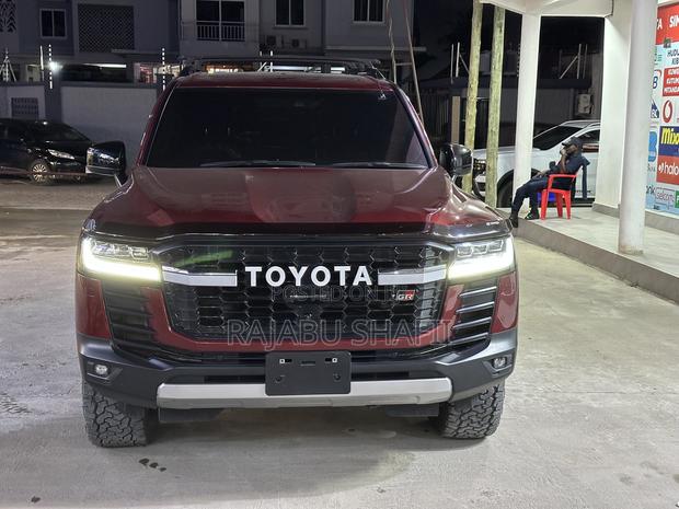 Toyota Land Cruiser LC300 2024 Red