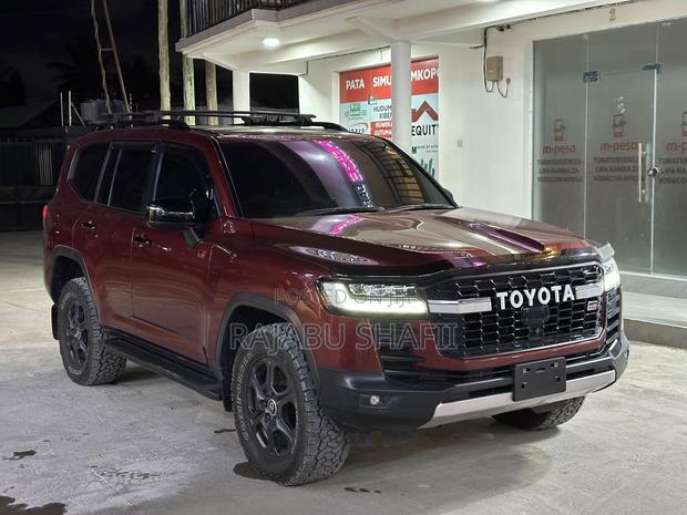 Toyota Land Cruiser LC300 2024 Red