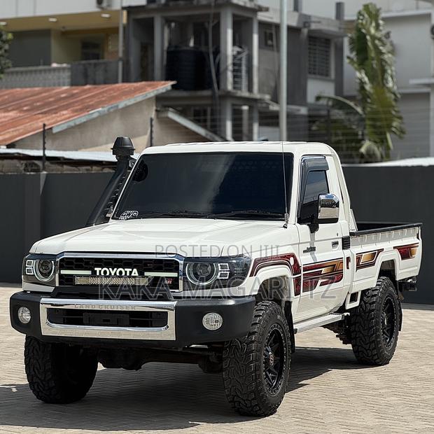 Toyota Land Cruiser 2015 White