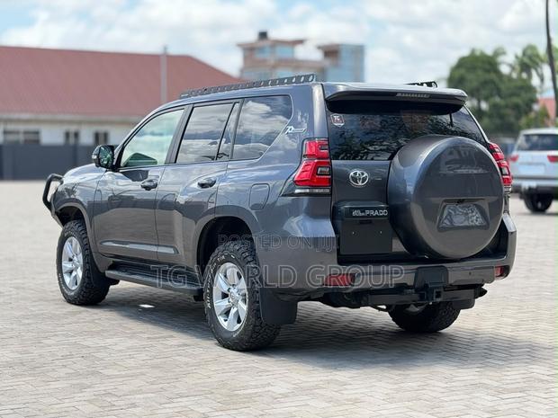 Toyota Land Cruiser Prado 2.8 2023 Gray