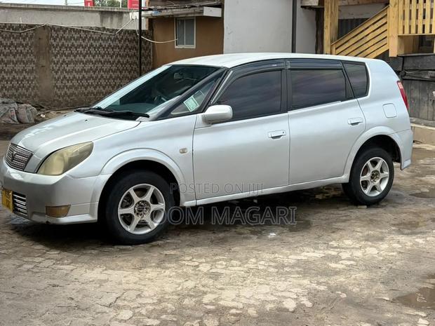 Toyota Opa 2000 Silver