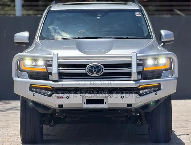 Toyota Land Cruiser LC300 2023 Silver