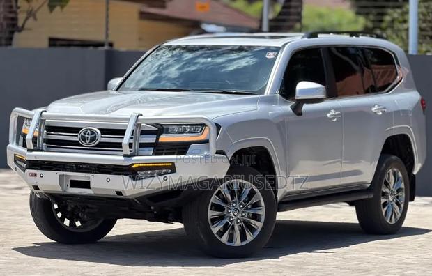 Toyota Land Cruiser LC300 2023 Silver